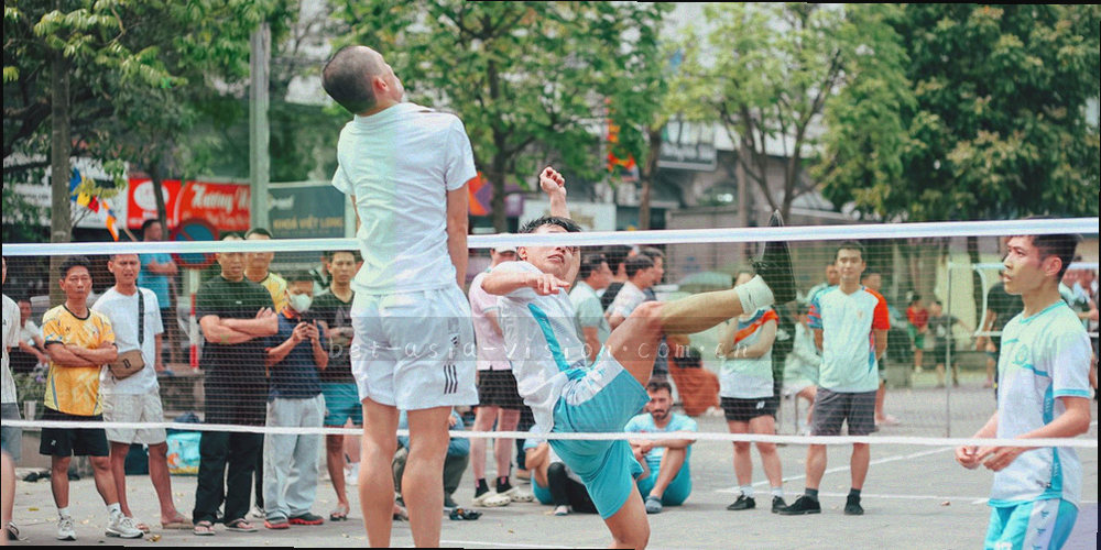 球场俯视网格上的热区分布图，表现场均跑动的高密度区域